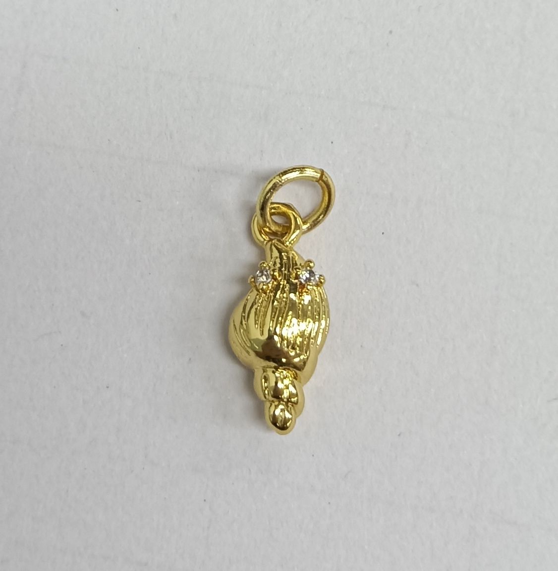 GOLDEN LARGE CONCH PENDANT WITH DIAMONDS