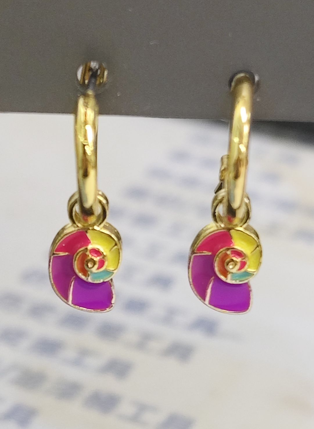 OIL-DRIPPING CONCH PENDANT EARRINGS