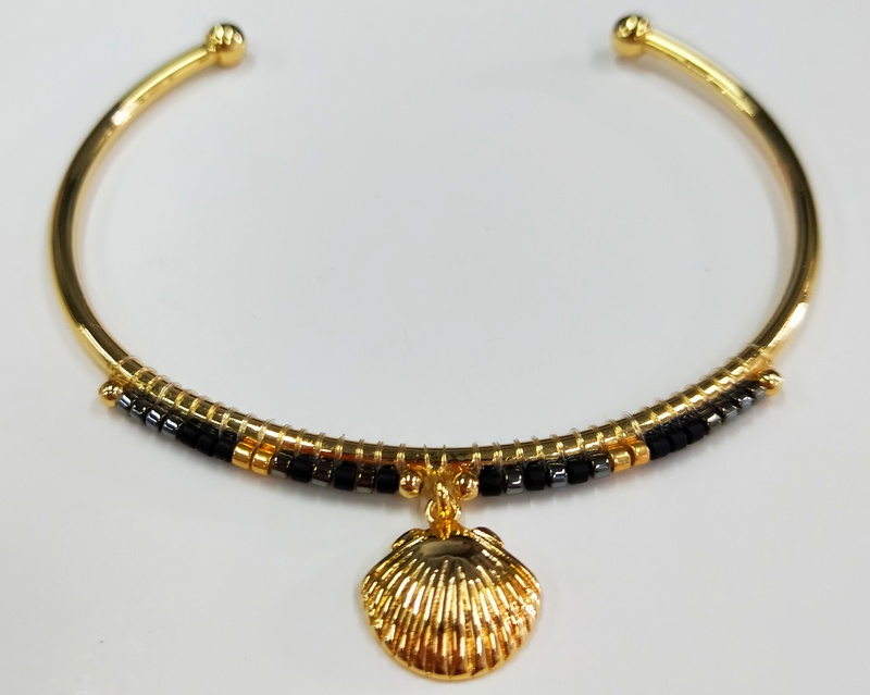 LIGHT GOLD SHELL PENDANT BANGLE