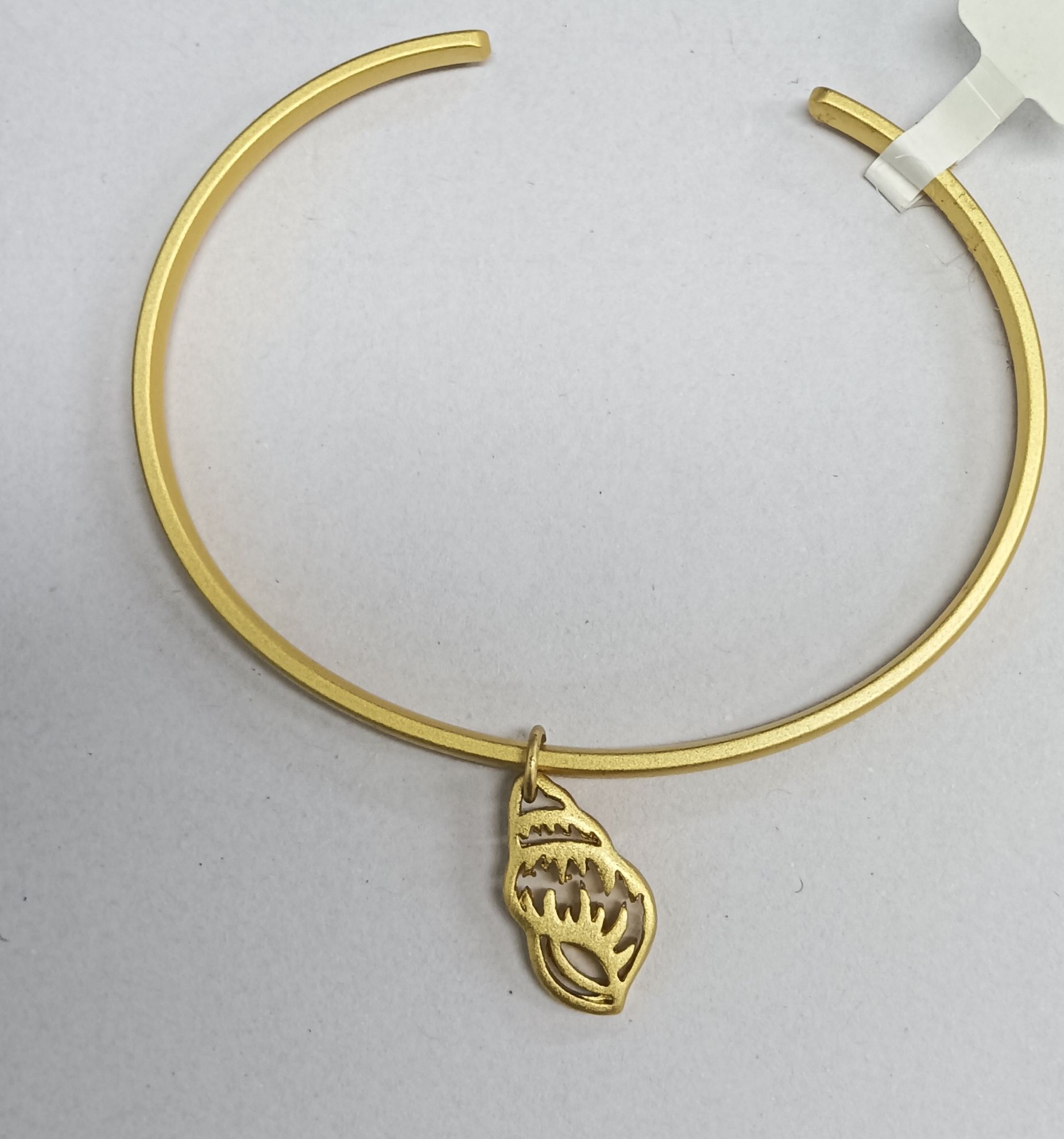 HOLLOW SERRATED CONCH PENDANT BANGLE